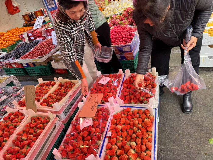 横井巷一家水果摊的草莓，吸引不少市民购买。陈佳 摄