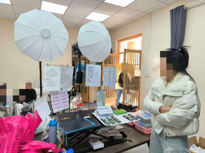 海淀区市场监管局联合警方关停直播间。海淀区市场监管局供图