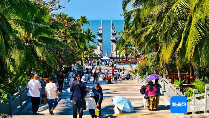 游客错峰游三亚大小洞天景区。图源于南海网、南国都市报