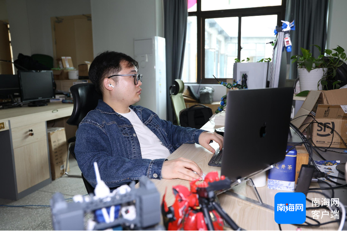海南生花慧画信息技术有限公司总经理燕宇轩在做原画修改调整。记者 林鸿羽 摄