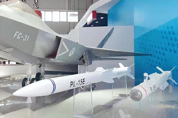 2024年11月，中国航展上展出的霹雳-15E（E代表外贸型号）空空导弹模型。