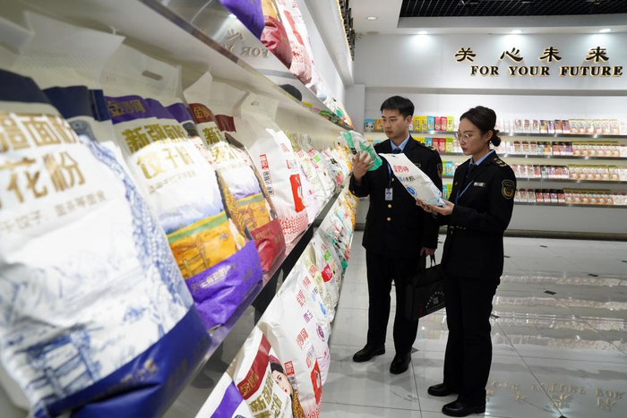 在河北邢台金沙河面业有限责任公司，执法人员进行检查。新华社记者 岳文婷 摄