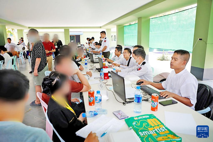 2月17日，缅甸当局在克伦邦妙瓦底处理非法入境外籍人员相关事宜。新华社发（缅甸国家管理委员会新闻信息小组供图）