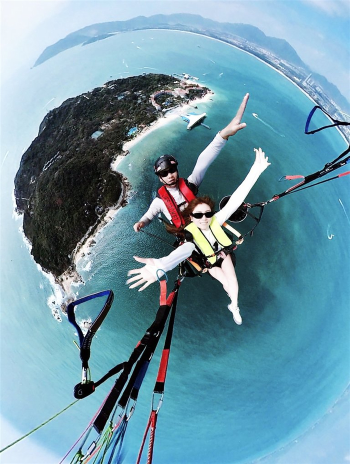 三亚蜈支洲岛旅游区，游客体验滑翔伞翱翔天空。记者 陈聪聪 通讯员 陈宏 摄