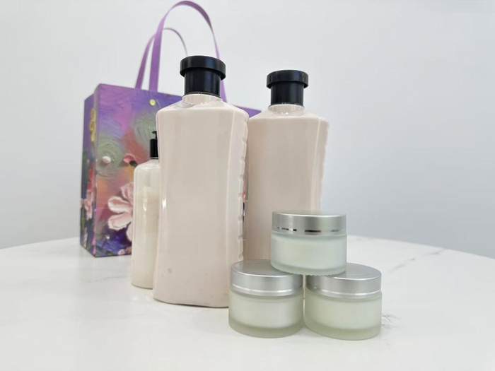 　　图为内蒙古富健源食品科技有限公司以羊尾油为原料生产的日化产品。新华社发（马依甜摄）