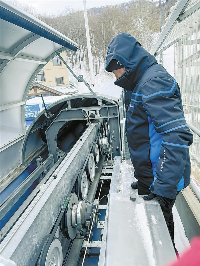     图为多贝玛亚技术保障团队进行日常例检、维护工作。（图片由企业提供）