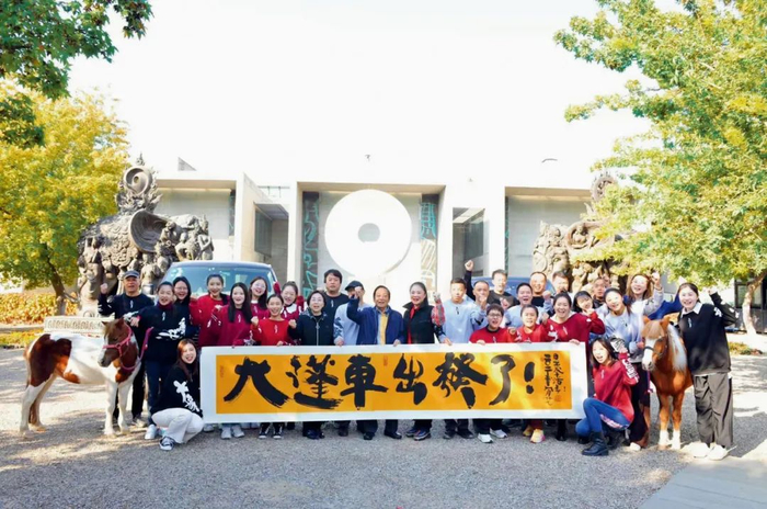　　▲韩美林“艺术大篷车”再次出发