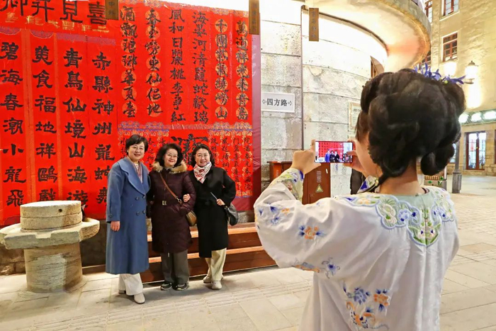 游客在山东青岛游览｜中国旅游报记者 陈晨 摄