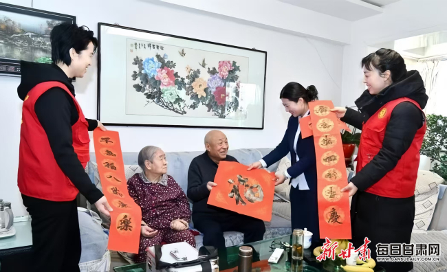 桥南街道天河社区网格员上门服务。本文图片由麦积区委组织部提供