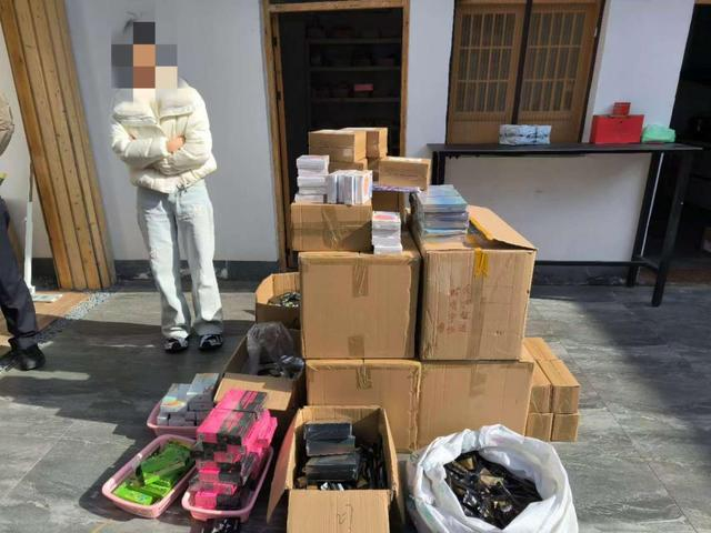 海淀区市场监管局联合警方查扣问题减肥产品。海淀区市场监管局供图