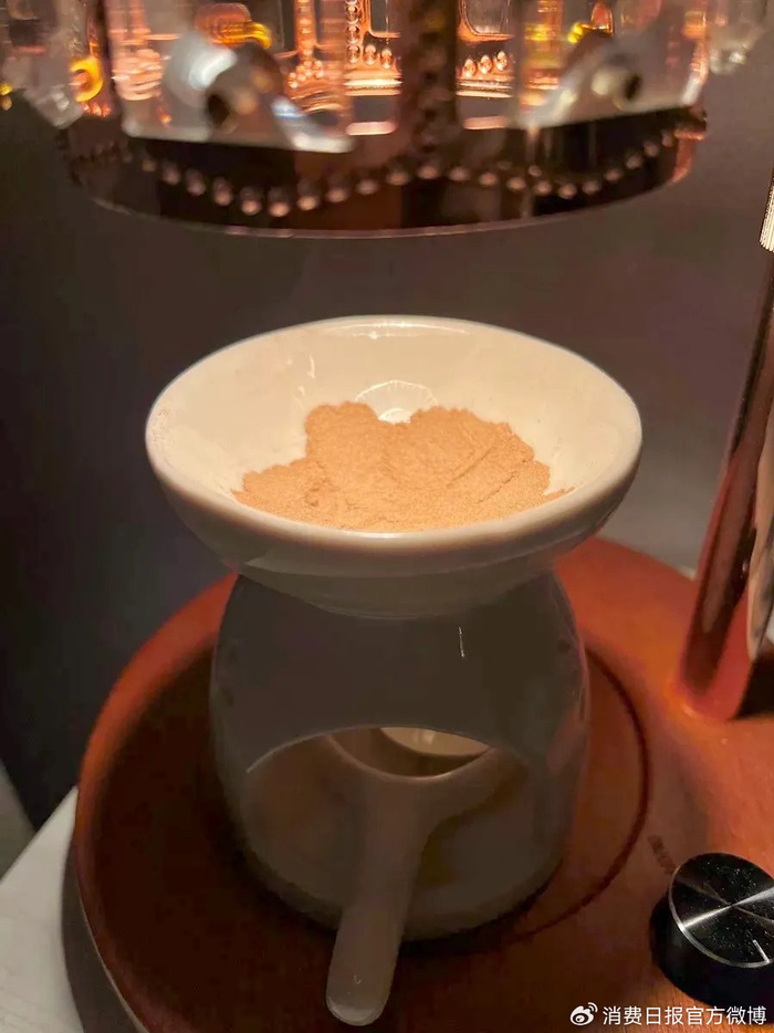 图为消费者正在熏香。受访者供图