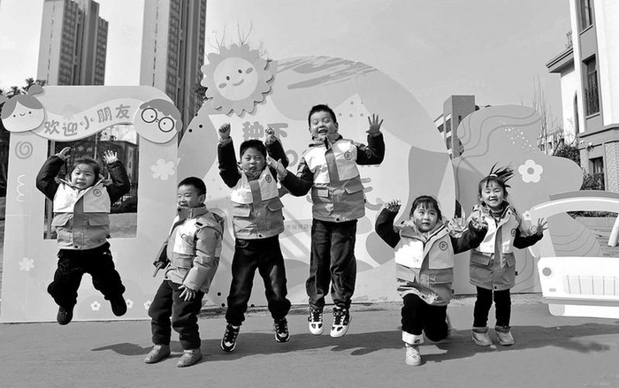 　　在合肥市宿州路幼儿园湖畔分园，小朋友快乐地玩耍。（资料图片）    