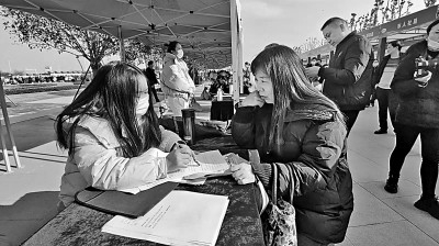     全国各地纷纷举行形式多样的招聘活动，为求职者和用人单位搭建对接平台。邱玥摄/光明图片