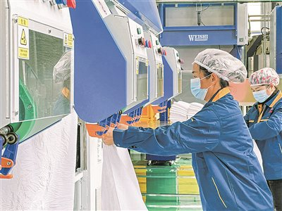 泽达利公司工人在操作智能化设备洗涤布草。 贵阳日报融媒体记者 许发顺 摄