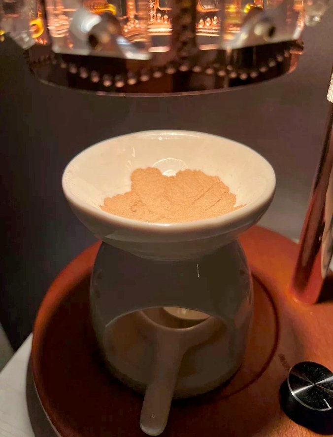 图为消费者正在熏香。受访者供图