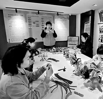     广东广州市荔湾区开展“妈妈岗”技能培训服务。邱玥摄/光明图片