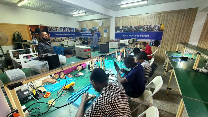 Carlcare维修培训学院，学员们正在进行维修实操