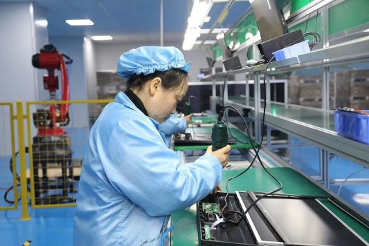 工人在组装显示屏