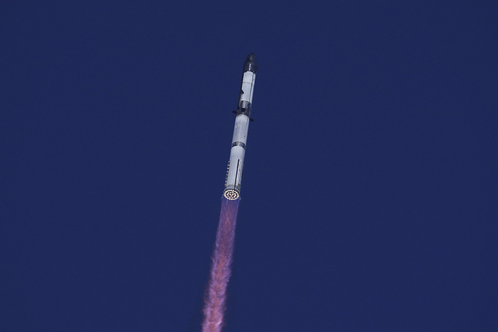 当地时间2025年1月16日，“星舰”进行第七次试飞，升空后不久火箭第二级飞船与地面团队失联 视觉中国