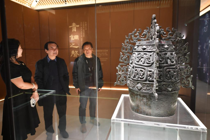 西安咸阳国际机场T5航站楼内的西部机场博物馆展出的国家一级文物秦公镈。新华社记者 邵瑞 摄