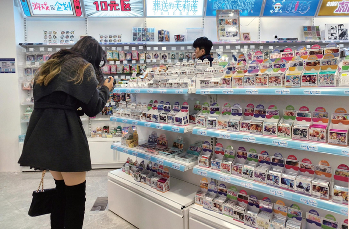 2024年11月30日，北京，王府井喜悦购物中心的地下二层一家“谷子店”，大量二次元品牌和新消费品牌吸引顾客进店选购