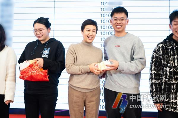 龚利红在公司活动上为青年员工发放奖金 受访对象供图