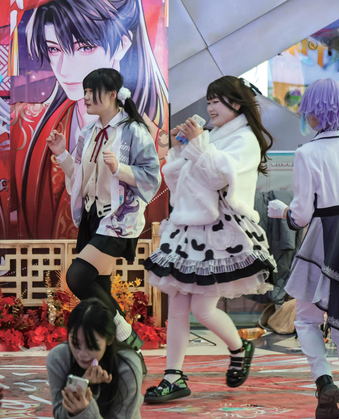 2025年2月7日，河南郑州，“随机舞蹈”在大上海城商场中厅舞台上演，不少二次元爱好者大方展示自己