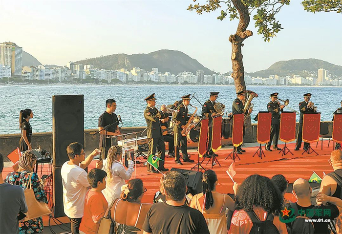 ▲解放军军乐团在巴西街头演出。图片来源解放军报