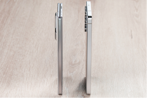 　　↑跟直板旗舰放一起，视觉上的厚度差异已经很小