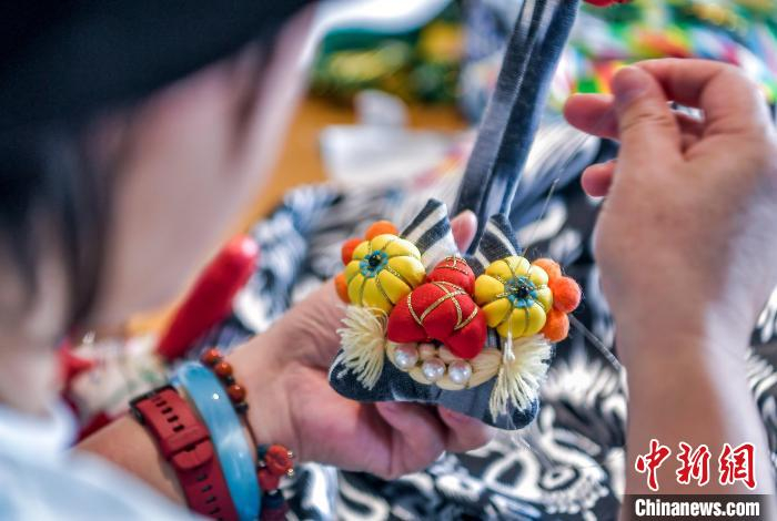 2月20日，新疆乌鲁木齐市倾城布老虎文创工作室，马秀玲正在缝制布老虎。中新社记者 刘新 摄