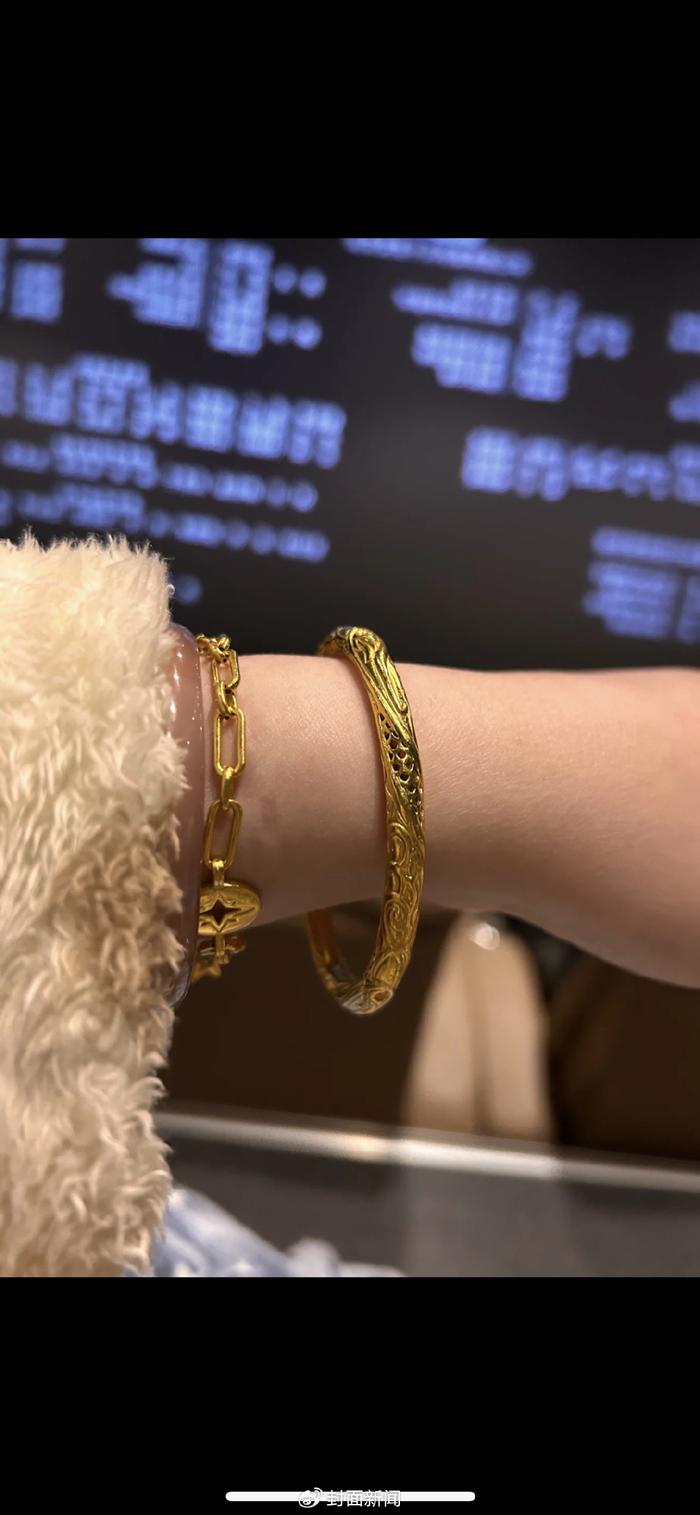网友晒出5年前购买的正版哪吒金手镯