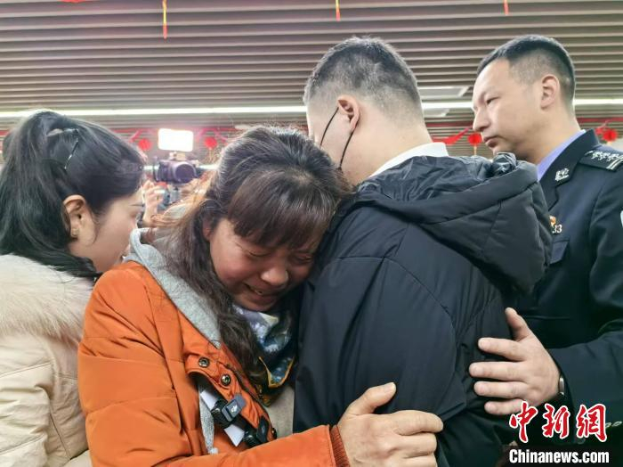 母亲与失踪32年的儿子唐龙紧紧相拥。绵阳市公安局供图