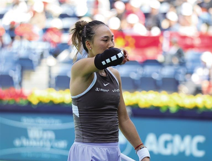     郑钦文在比赛中  新华社记者 温新年 摄