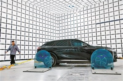 国家氢燃料电池汽车质量检验检测中心的“电波暗室”摄影/北京青年报记者 刘畅