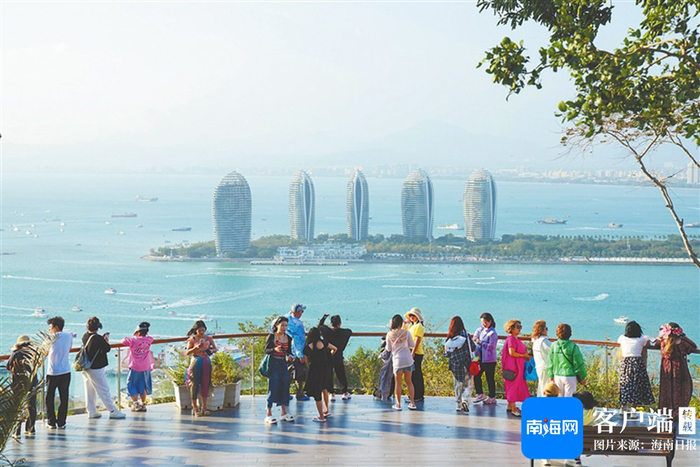 2月20日下午，众多游客在三亚鹿回头风景区观赏三亚城市风光美景。海南日报全媒体记者 王程龙 摄