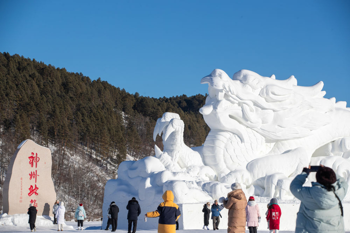游客在漠河市北极村游玩（2024年2月2日摄）。新华社记者 张涛 摄