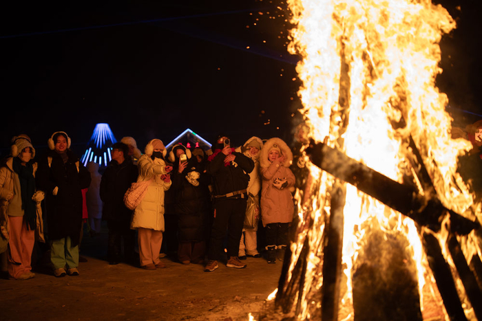 游客在漠河市北极村游玩（2024年2月2日摄）。新华社记者 张涛 摄
