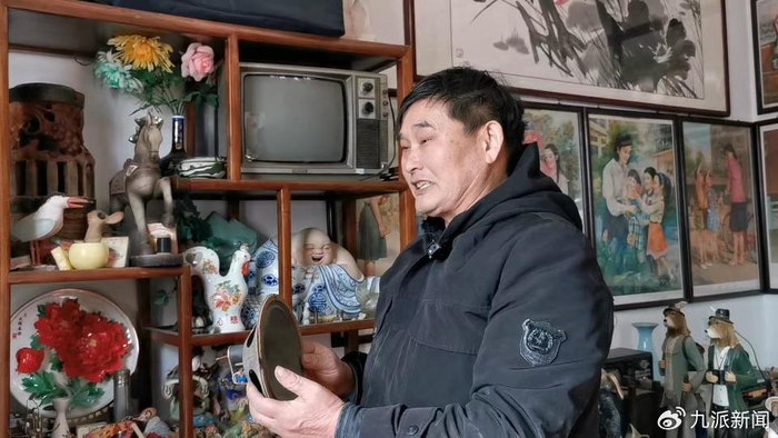 朱之文展示自己的藏品。图/九派新闻　马婕盈