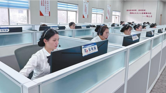      2月17日，咸阳市12345政务服务便民热线话务大厅，话务员在工作。