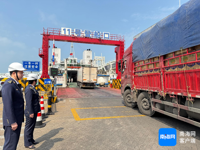 绿通车辆登船。通讯员供图