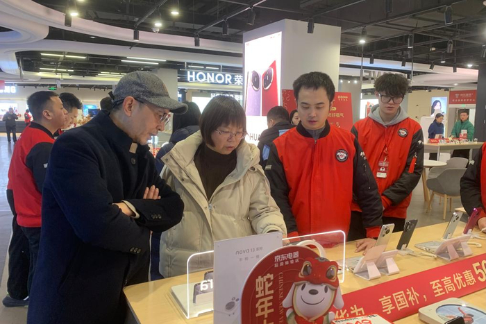 消费者在位于重庆两江新区的京东电器超级体验店内选购数码产品。（张娅 摄）