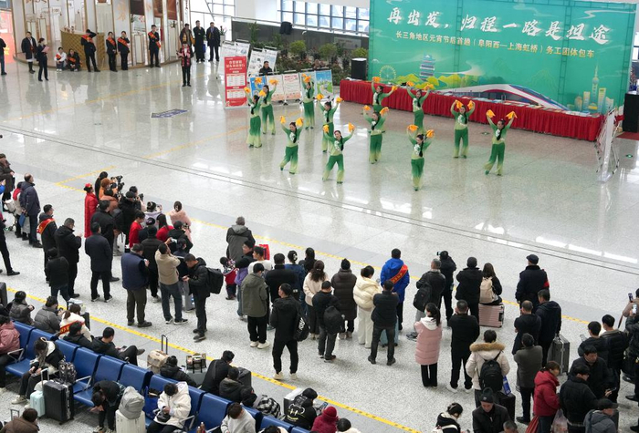　　2025年2月14日，在安徽阜阳西站内，当地居民在排演欢送务工人员返岗的演出。新华社记者 郭晨 摄