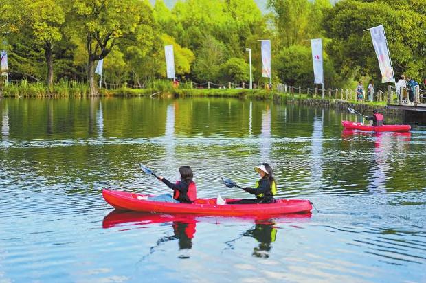 游客体验皮划艇项目。