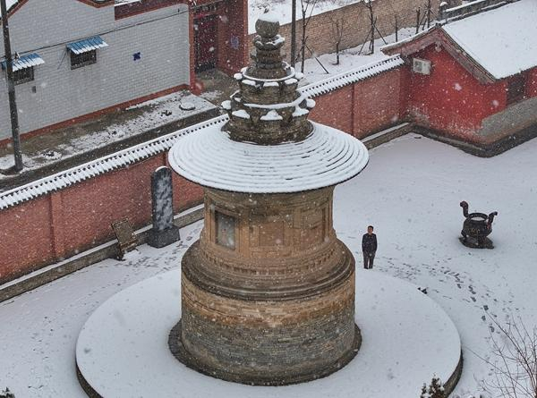 　　1月25日，赵波在大雪中望向泛舟禅师塔。常奇/摄