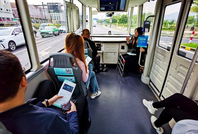 定制客运班车服务能进一步激发市场活力，更好满足人民群众优质便捷安全出行需要。摄影/章轲