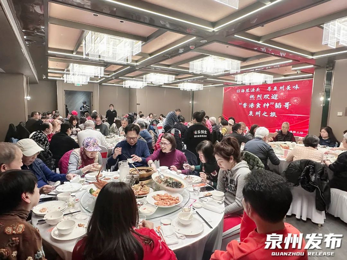 2月21日晚，梁文韬带领的香港访问团体验泉州美食。黄晓蓉 摄