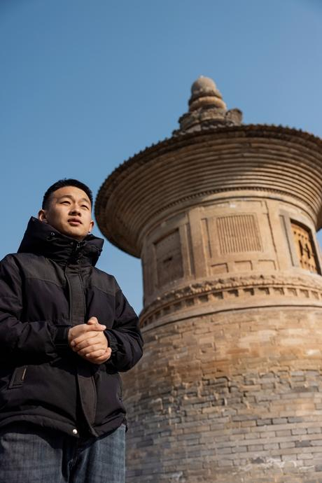 　　赵波与泛舟禅师塔。李家欣/摄