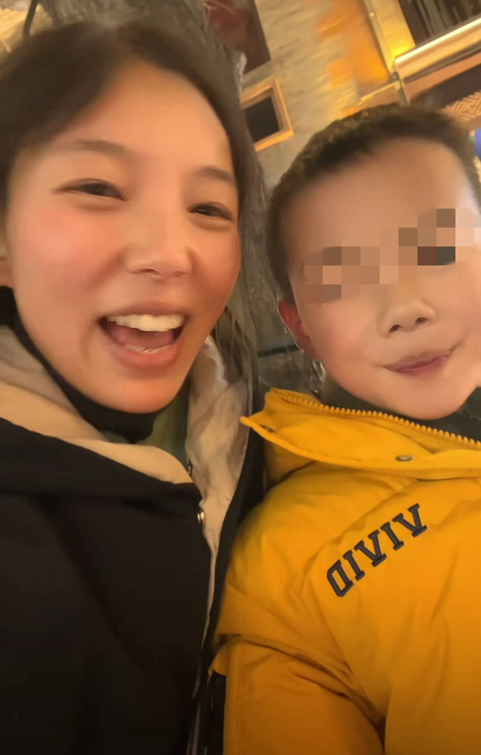林静带着儿子在北京看《哪吒2》。受访者供图