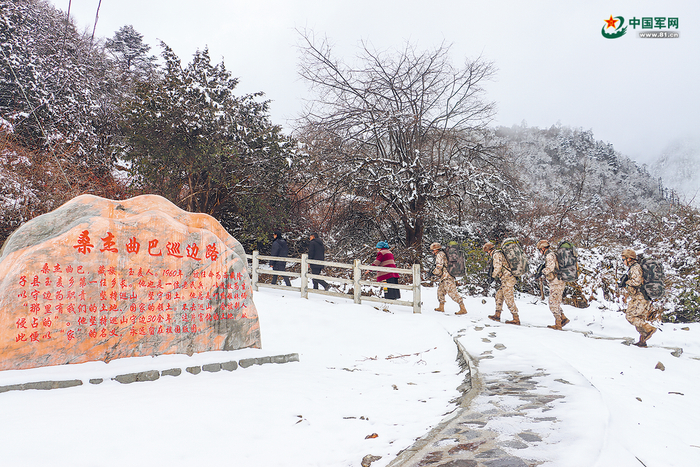 西藏军区某边防连官兵与玉麦乡群众重走桑杰曲巴巡边路。吴奇峰摄