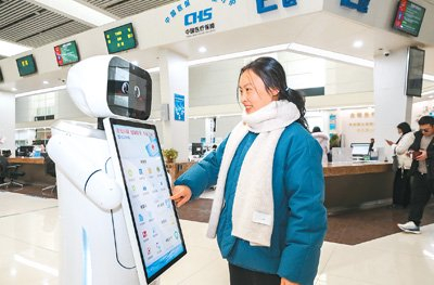 在江苏省淮安市，市民在市政务服务中心利用“AI医保机器人”办理医保业务。赵启瑞摄（人民视觉）